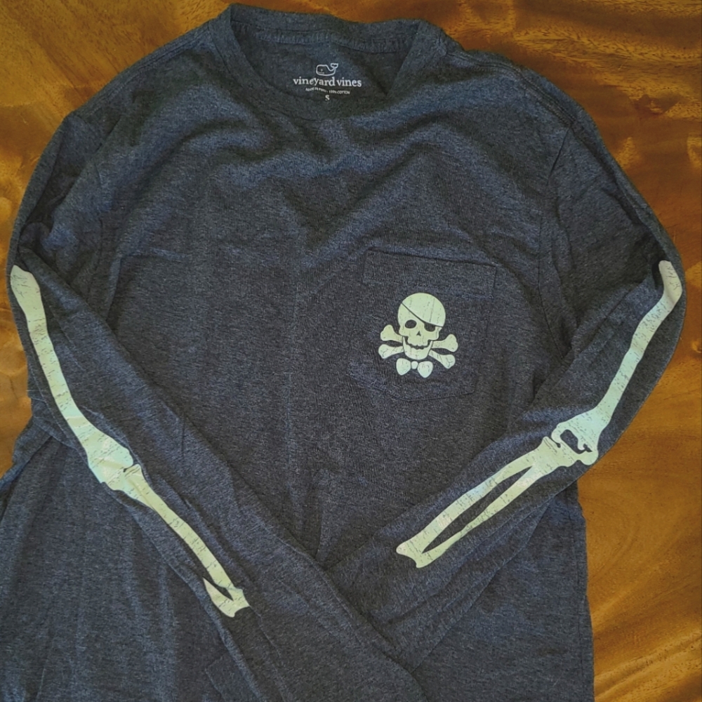 Vineyard Vines Skull Graphic Long Sleeve Shirt GLOW IN THE DARK Like New SMALL